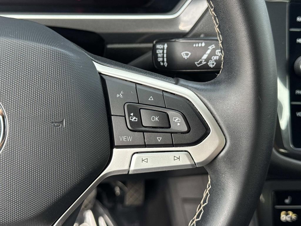 Used 2023 Volkswagen Tiguan SE w/ Panoramic Sunroof Package image 11