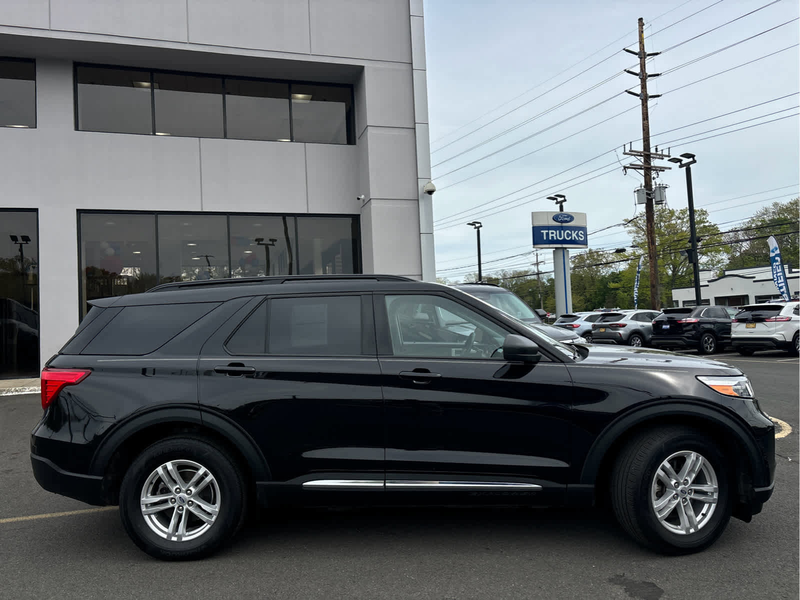 Certified 2023 Ford Explorer XLT w/ Equipment Group 202A AWD/4WD image 4