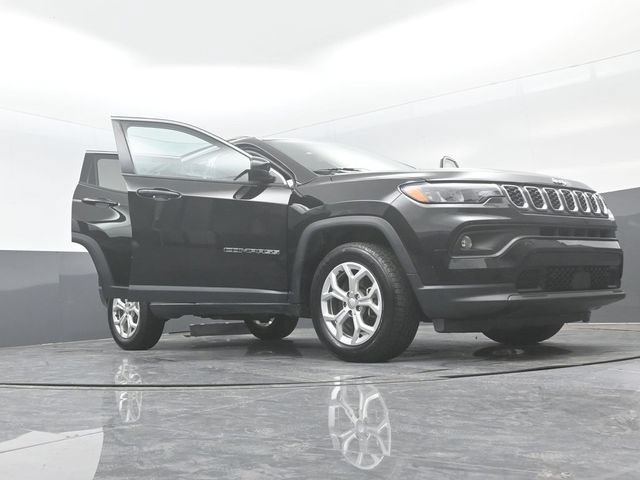 Used 2024 Jeep Compass Latitude AWD/4WD image 29