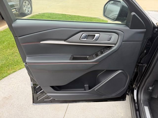 Certified 2025 Ford Explorer ST-Line image 9