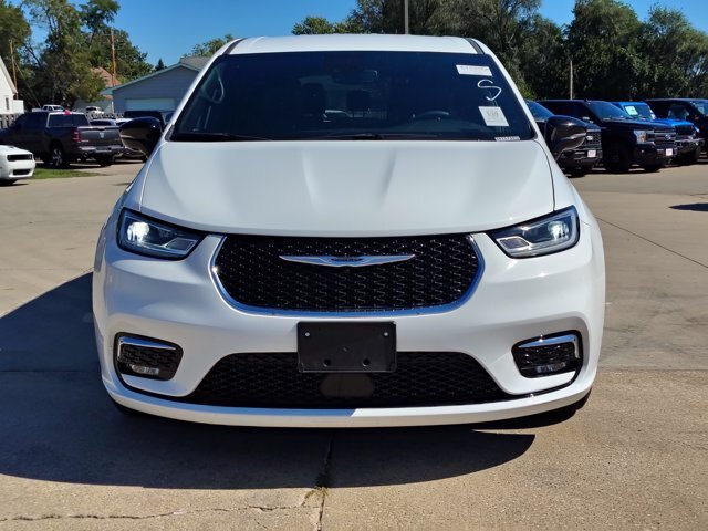 Used 2025 Chrysler Pacifica Select FWD image 8