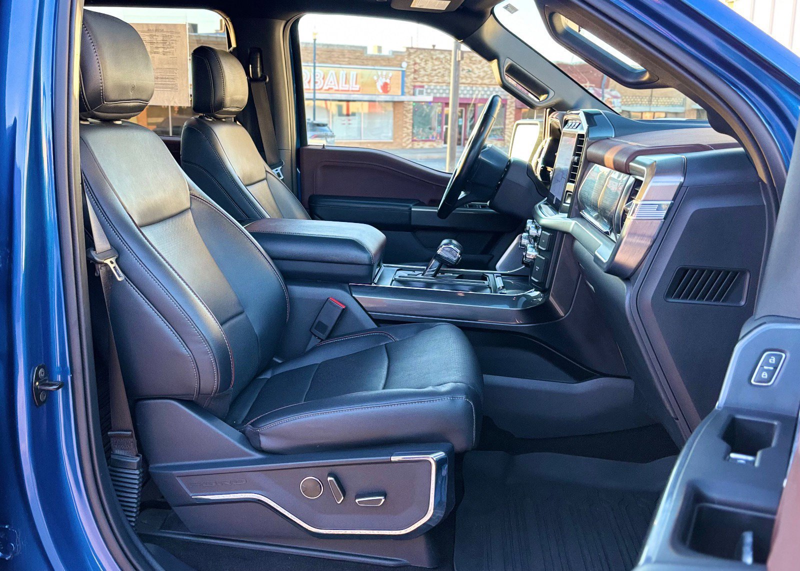 Certified 2022 Ford F150 Lariat w/ Equipment Group 502A High image 28