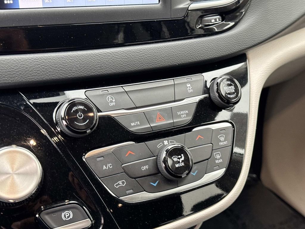 Used 2023 Chrysler Voyager LX image 24