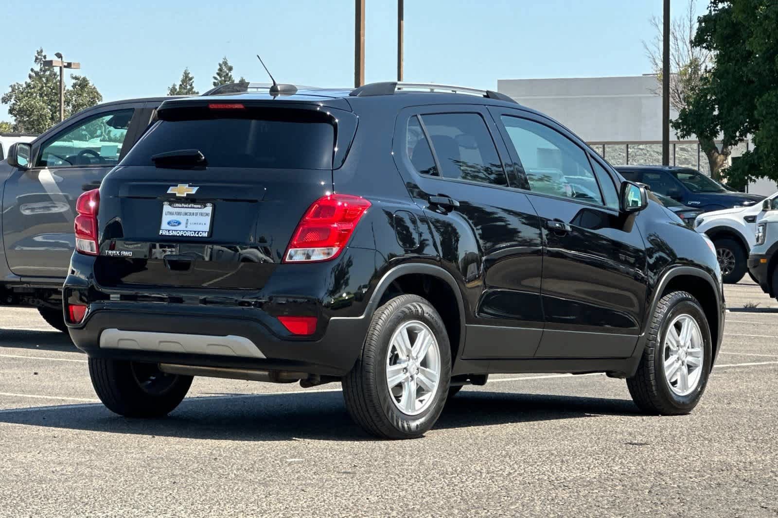 Used 2022 Chevrolet Trax LT w/ LT Convenience Package AWD/4WD image 2
