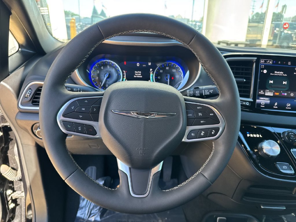 Used 2025 Chrysler Pacifica Select FWD image 15
