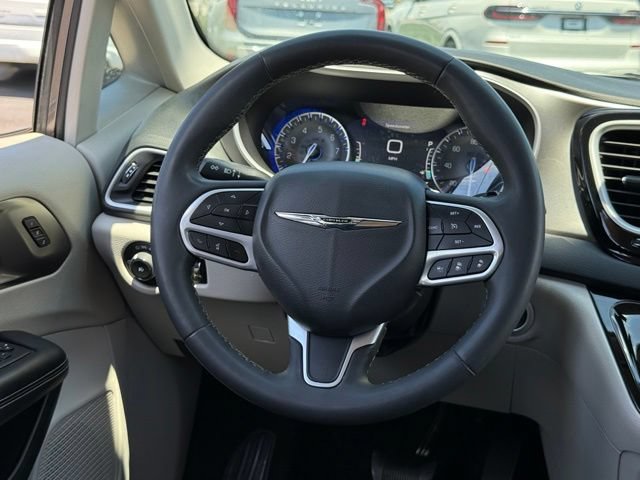 Used 2023 Chrysler Pacifica Touring-L FWD image 6