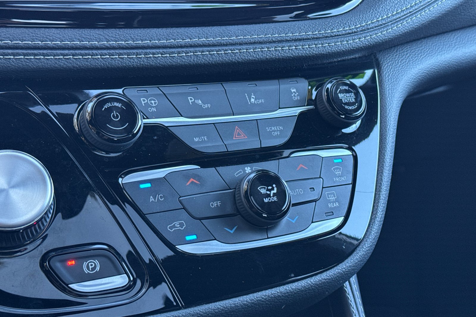 Used 2022 Chrysler Pacifica Limited w/ Uconnect Theater Family Group FWD image 19