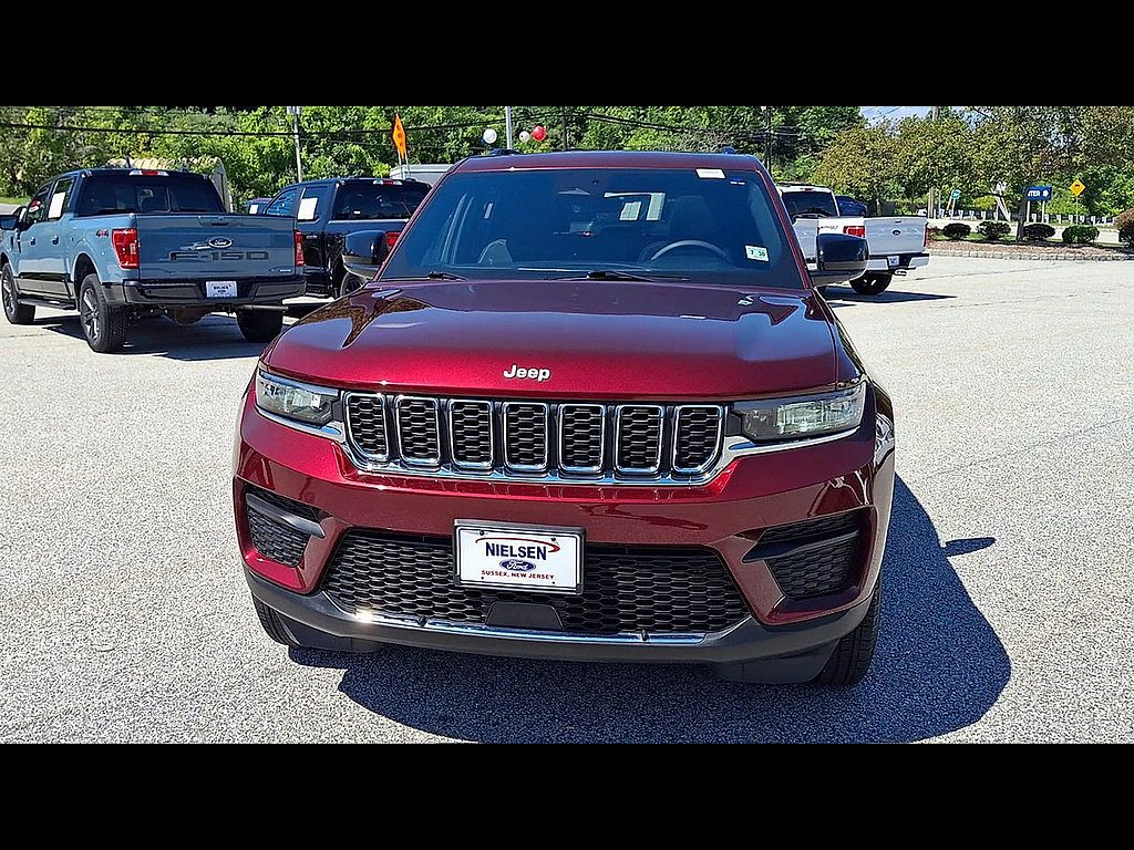 Used 2025 Jeep Grand Cherokee Laredo X w/ Luxury Tech Group I AWD/4WD image 3