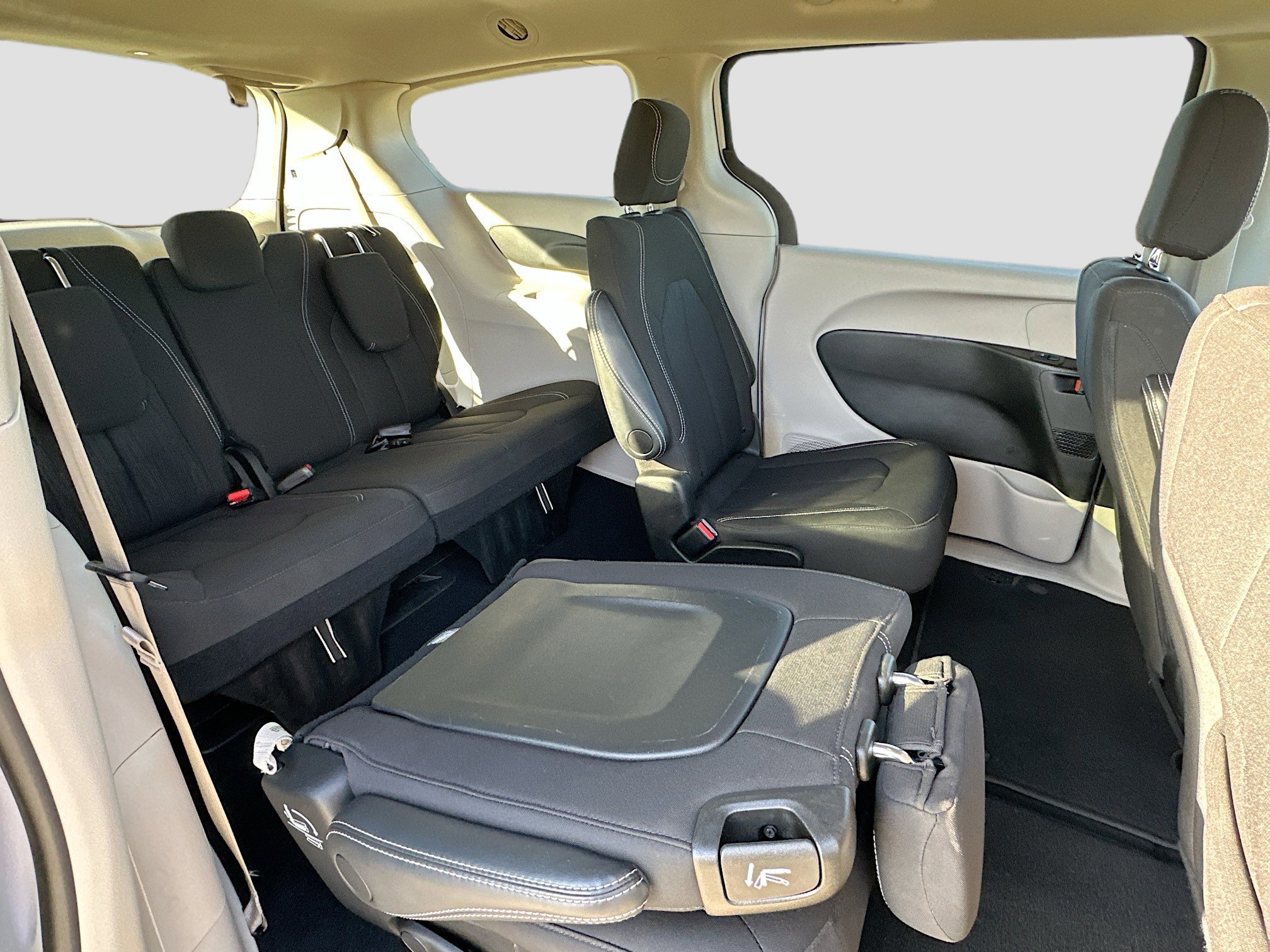 Used 2024 Chrysler Voyager LX image 24