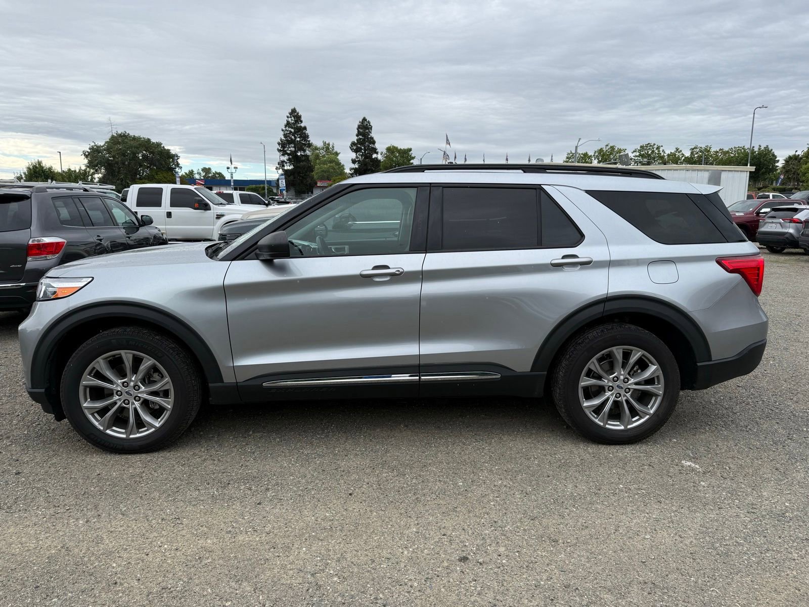 Certified 2022 Ford Explorer XLT w/ Equipment Group 202A AWD/4WD image 2