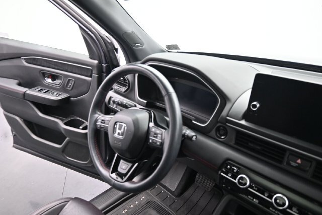 Used 2025 Honda Pilot Black Edition image 18