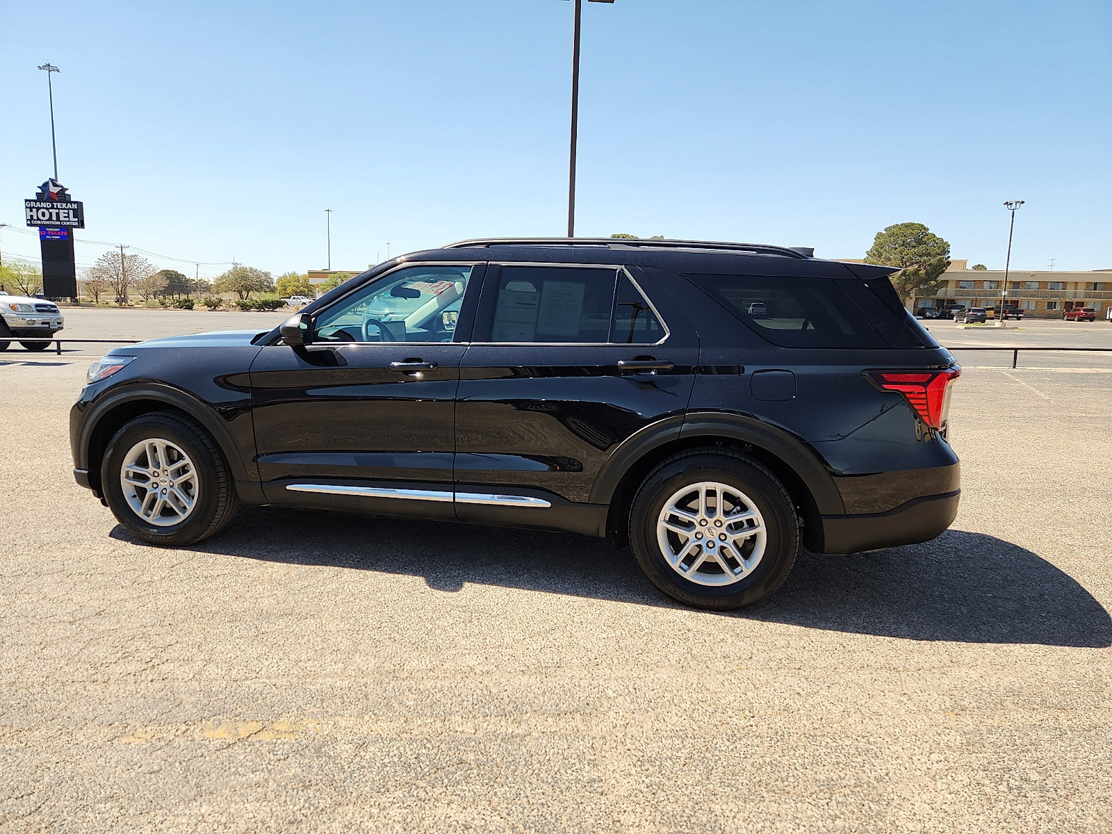 Certified 2025 Ford Explorer Active image 2