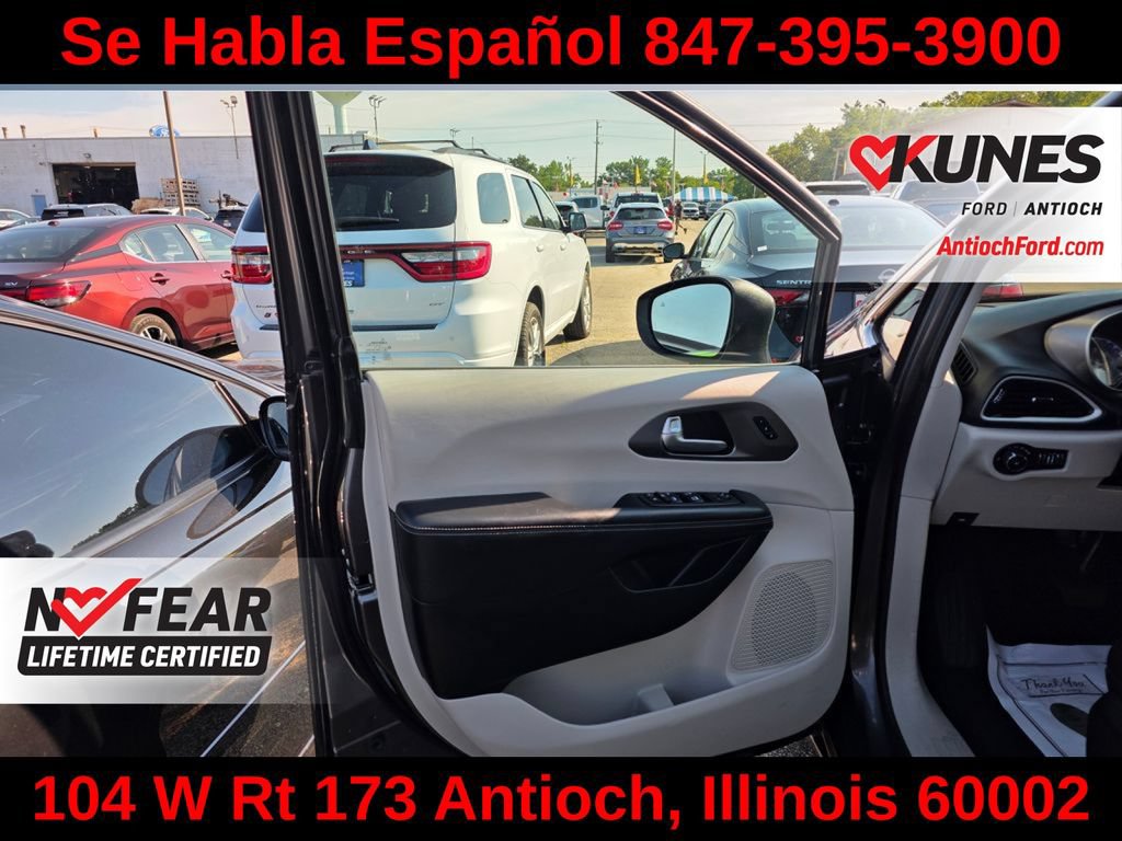 Used 2023 Chrysler Pacifica Touring-L FWD image 14