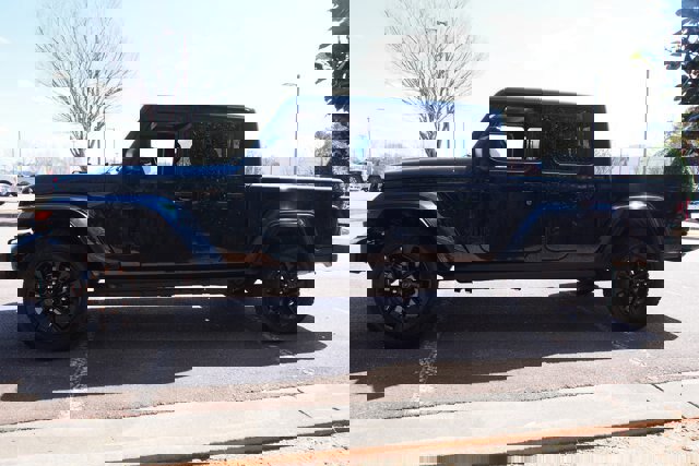 Used 2025 Jeep Gladiator Sport image 2