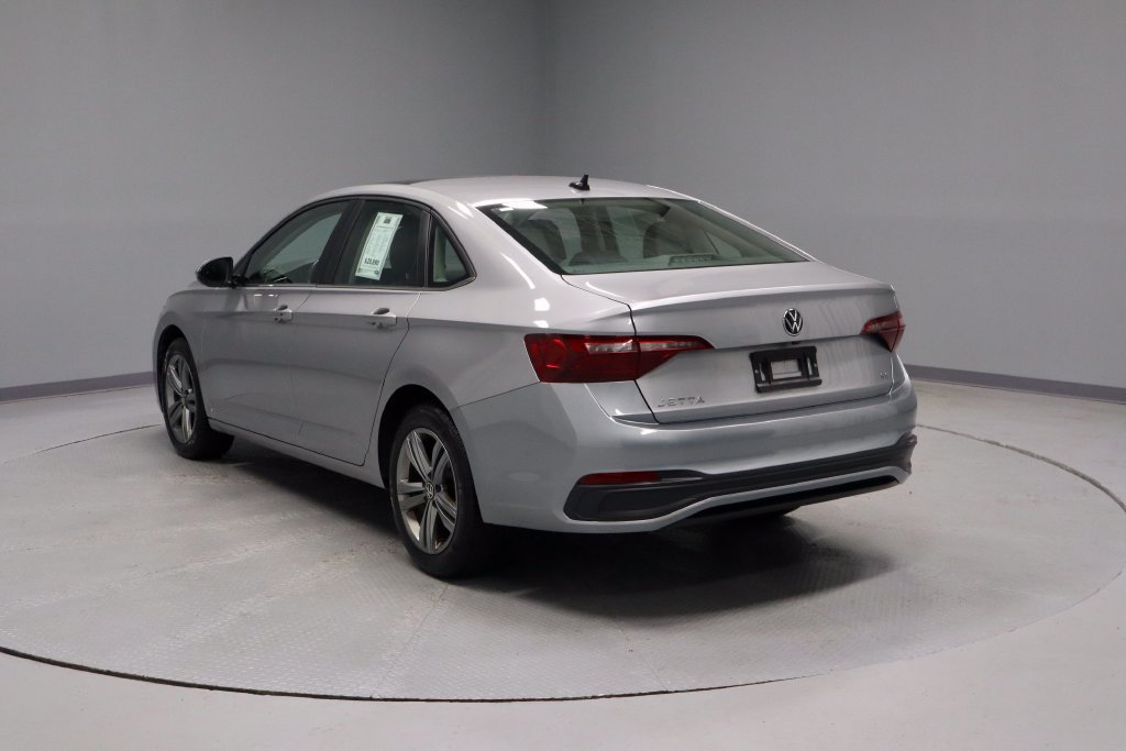 Used 2024 Volkswagen Jetta SE FWD image 9