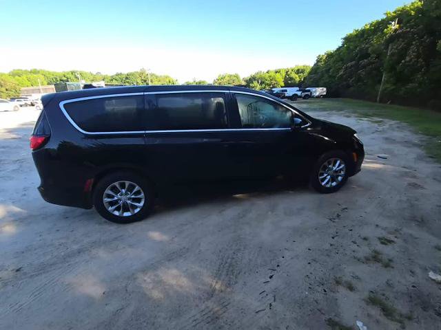 Used 2026 Chrysler Pacifica Limited FWD image 3
