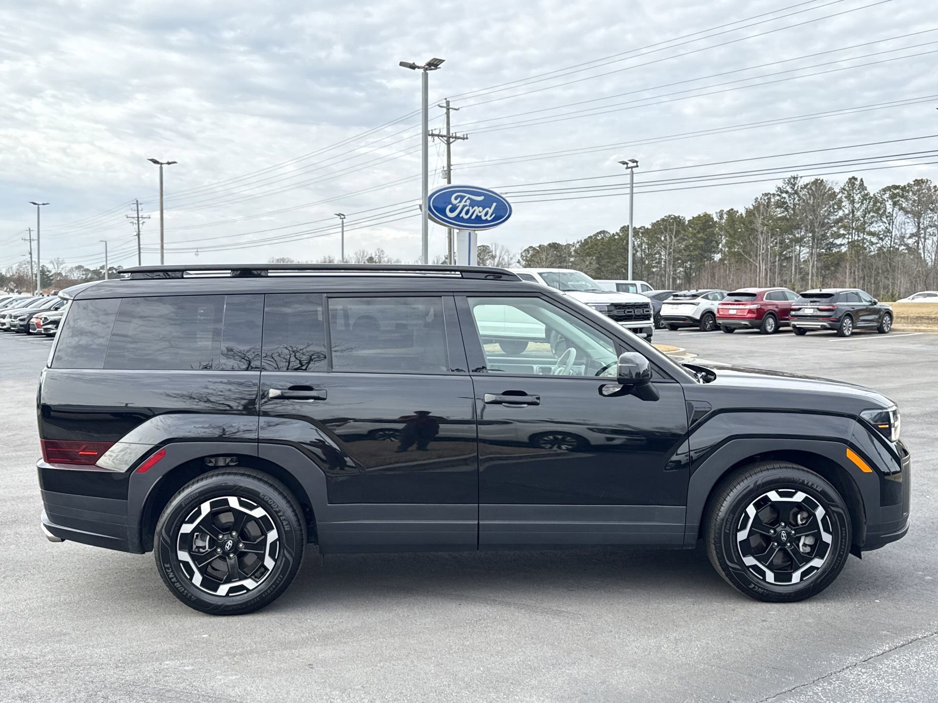 Used 2025 Hyundai Santa Fe SEL image 2