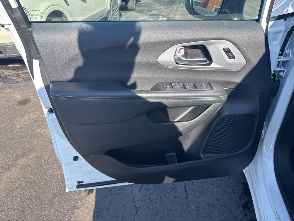 Used 2025 Chrysler Pacifica Limited image 16