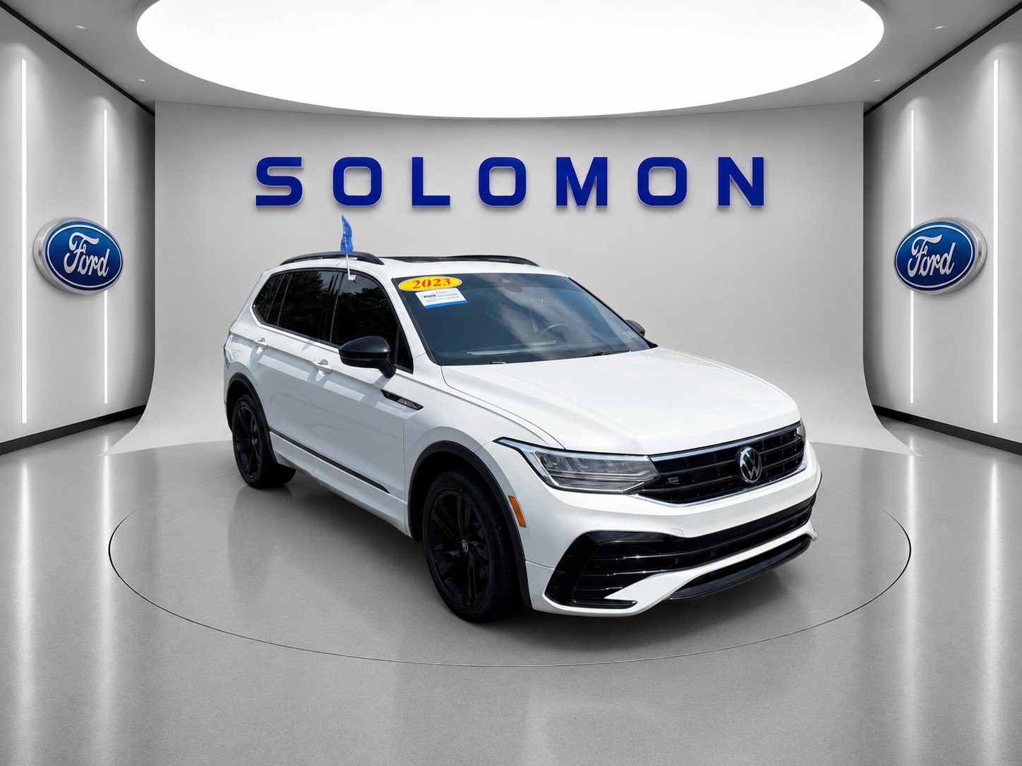 Used 2023 Volkswagen Tiguan SE R-Line FWD image 3