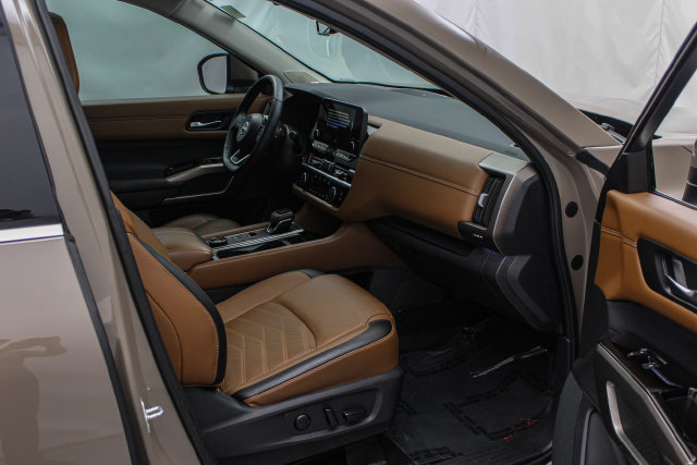 Used 2024 Nissan Pathfinder Platinum w/ Lighting Package (N93) AWD/4WD image 16