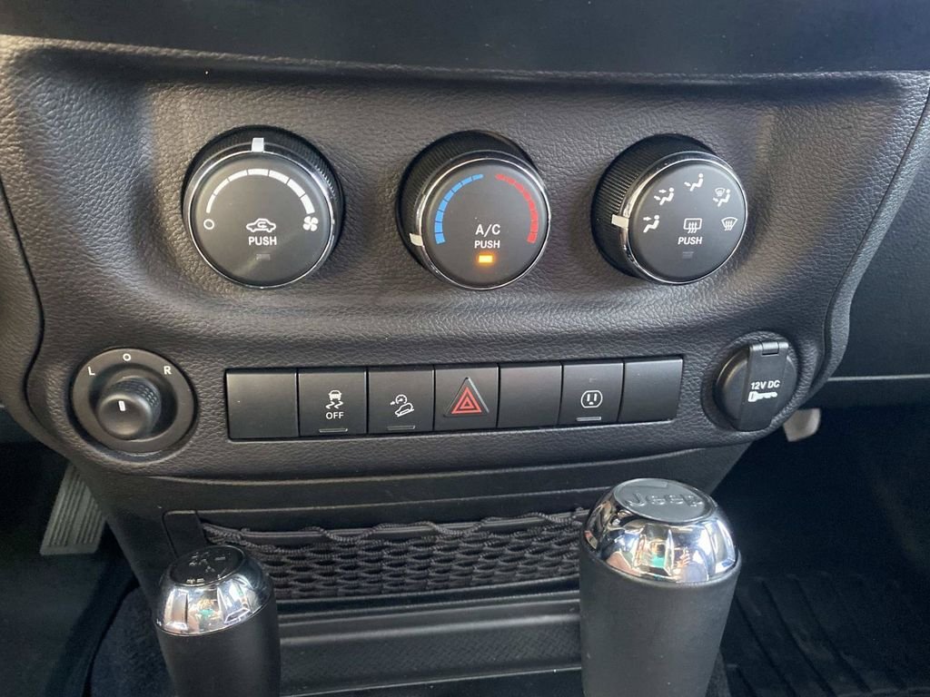 Used 2018 Jeep Wrangler Unlimited Sahara w/ Connectivity Group AWD/4WD image 24