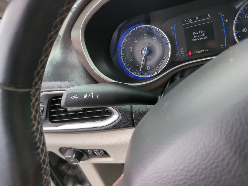 Used 2018 Chrysler Pacifica Touring-L FWD image 33