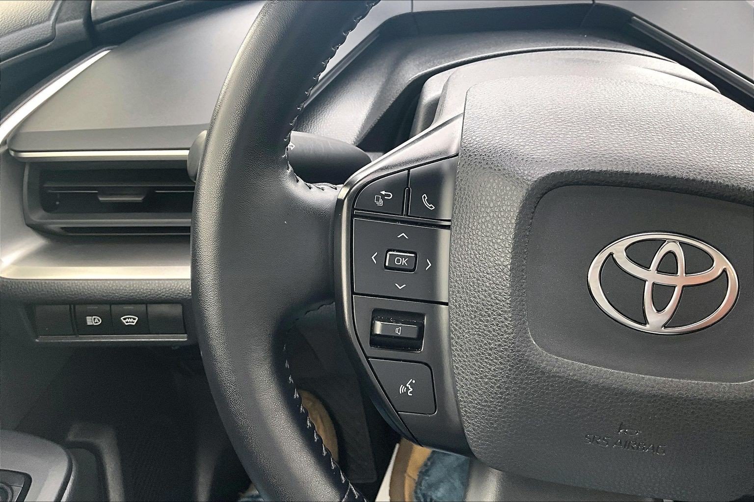 Used 2025 Toyota Prius LE FWD image 22