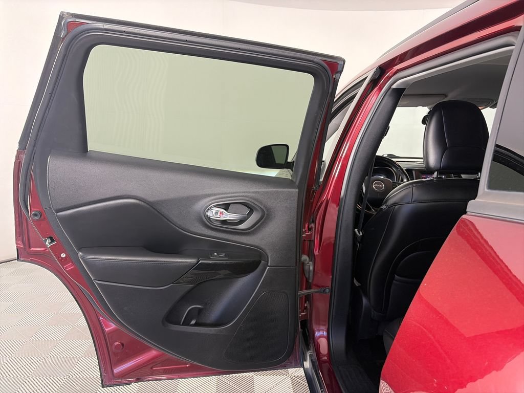 Used 2019 Jeep Cherokee Latitude Plus AWD/4WD image 12