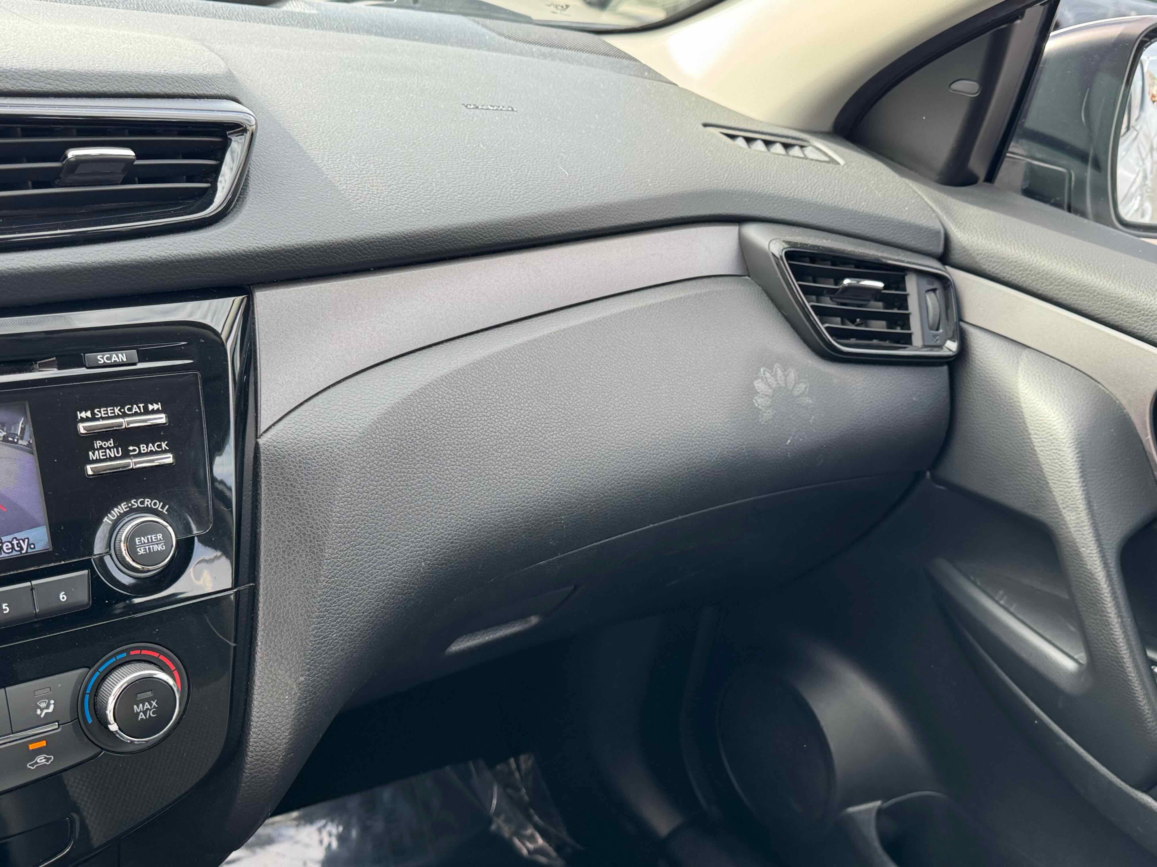 Used 2018 Nissan Rogue Sport S image 23