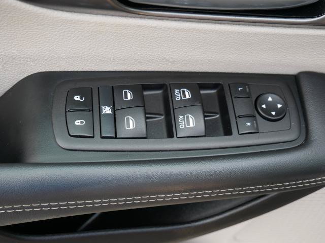Used 2024 Chrysler Pacifica Touring-L FWD image 19