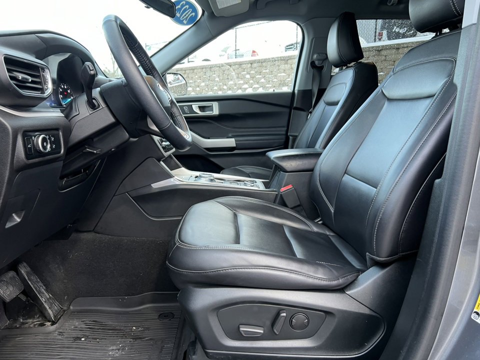 Certified 2023 Ford Explorer XLT w/ Equipment Group 202A image 4