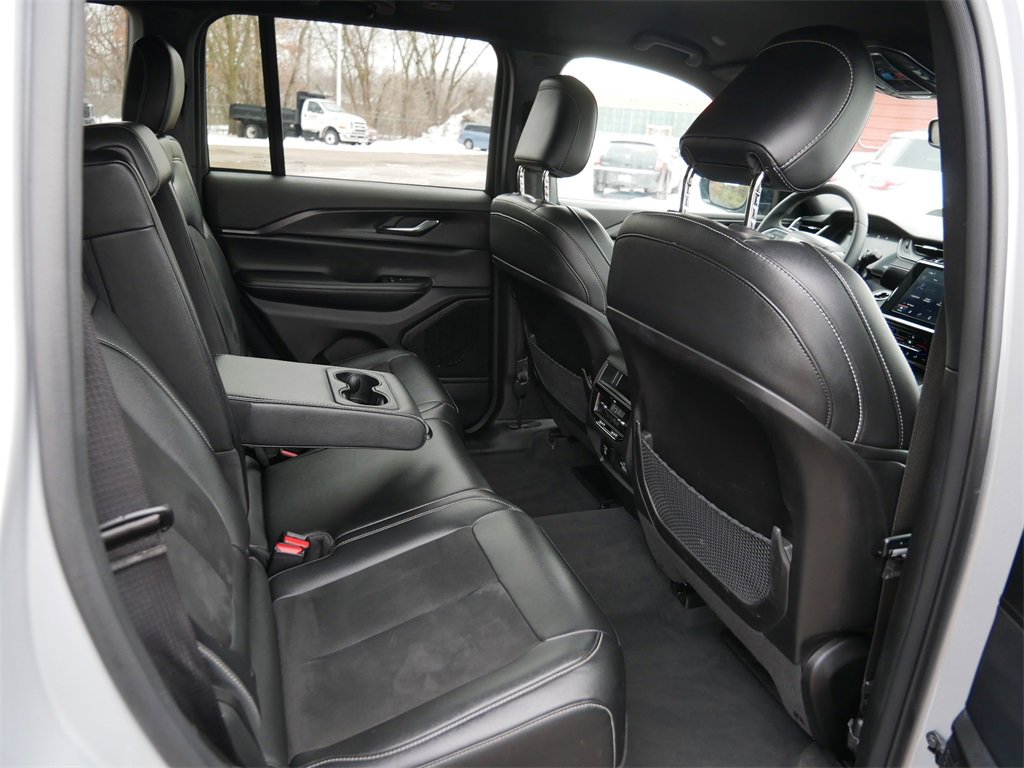 Used 2024 Jeep Grand Cherokee Altitude image 9