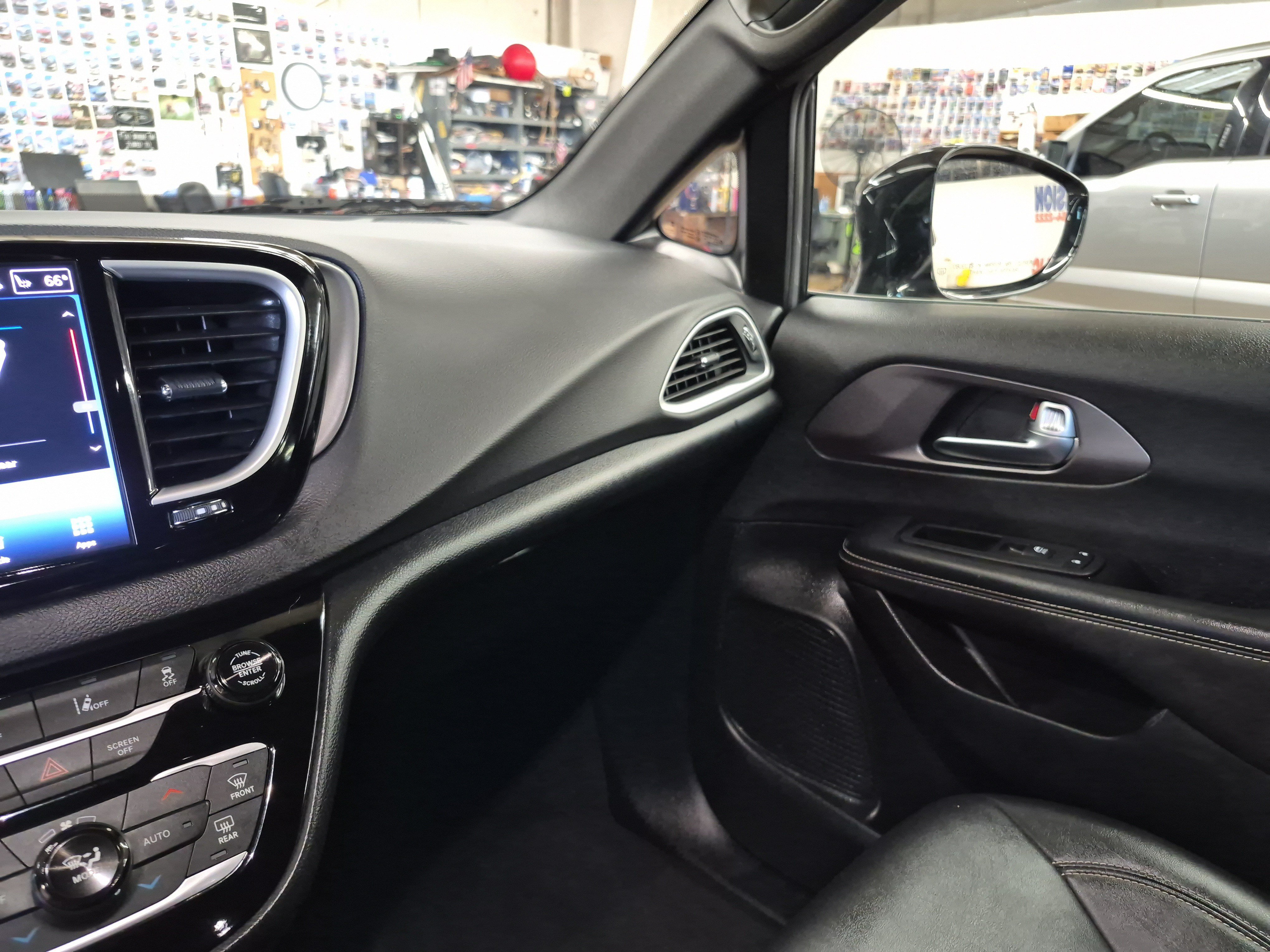 Used 2025 Chrysler Pacifica Select FWD image 20