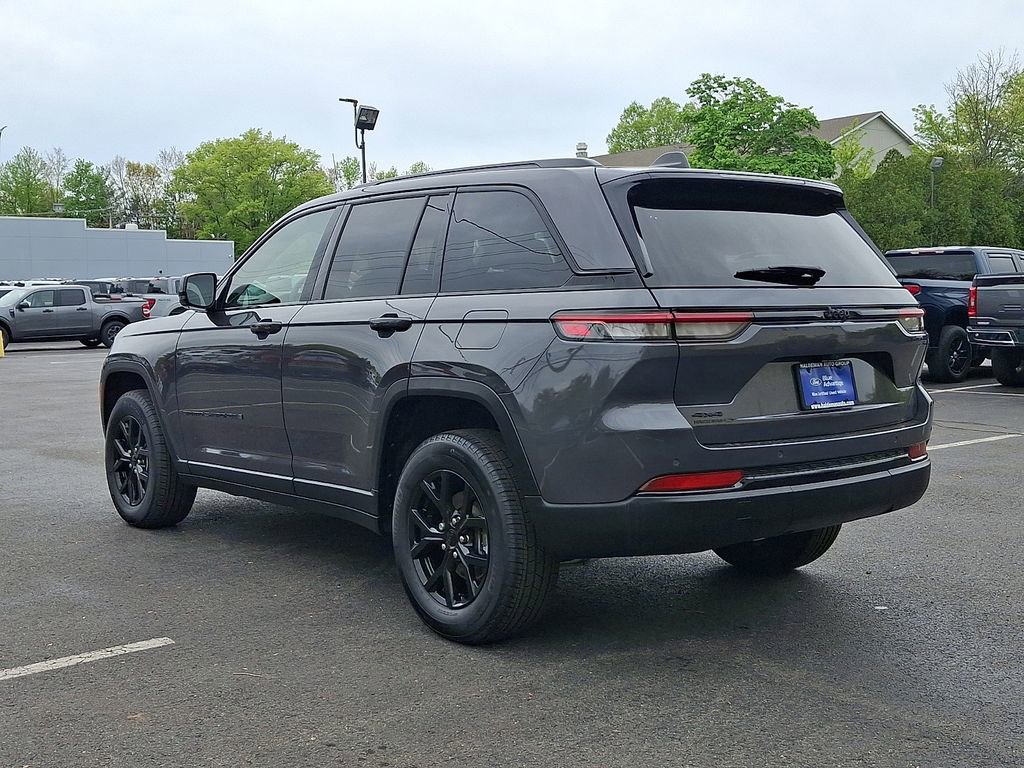 Used 2025 Jeep Grand Cherokee Altitude AWD/4WD image 5