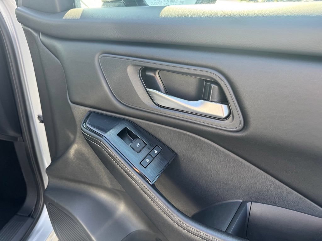 Used 2025 Nissan Rogue SV FWD image 15