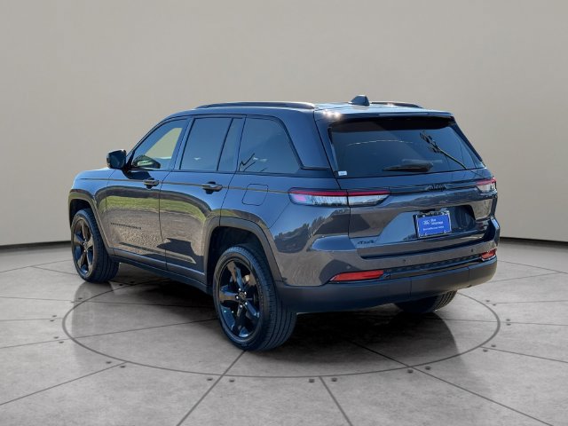 Used 2024 Jeep Grand Cherokee Limited w/ Black Appearance Package AWD/4WD image 10
