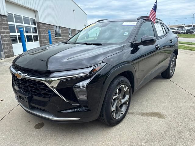 Used 2025 Chevrolet Trax LT FWD image 4