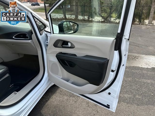 Used 2024 Chrysler Pacifica Touring-L image 12