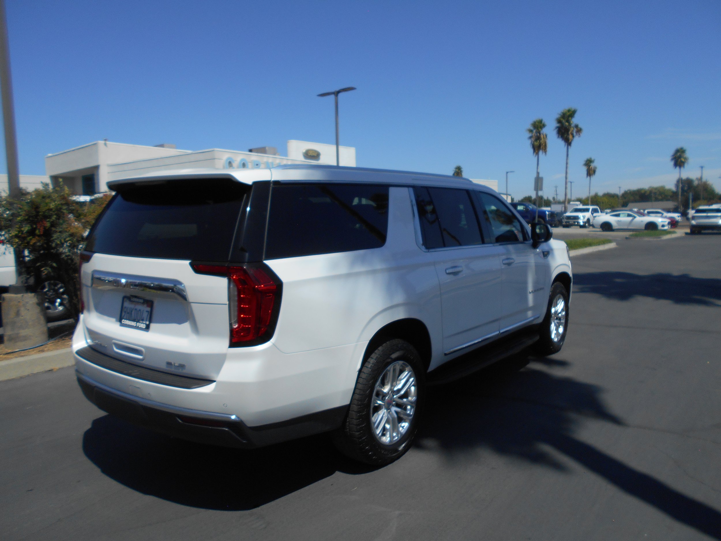 Used 2023 GMC Yukon XL SLT AWD/4WD image 4