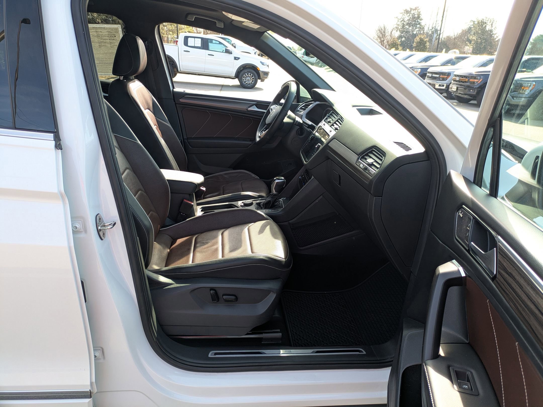 Used 2022 Volkswagen Tiguan SEL R-Line image 39