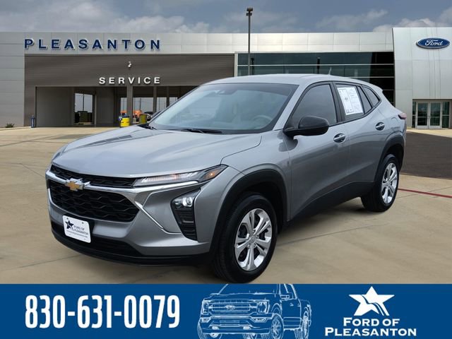 Used 2025 Chevrolet Trax LS FWD image 1