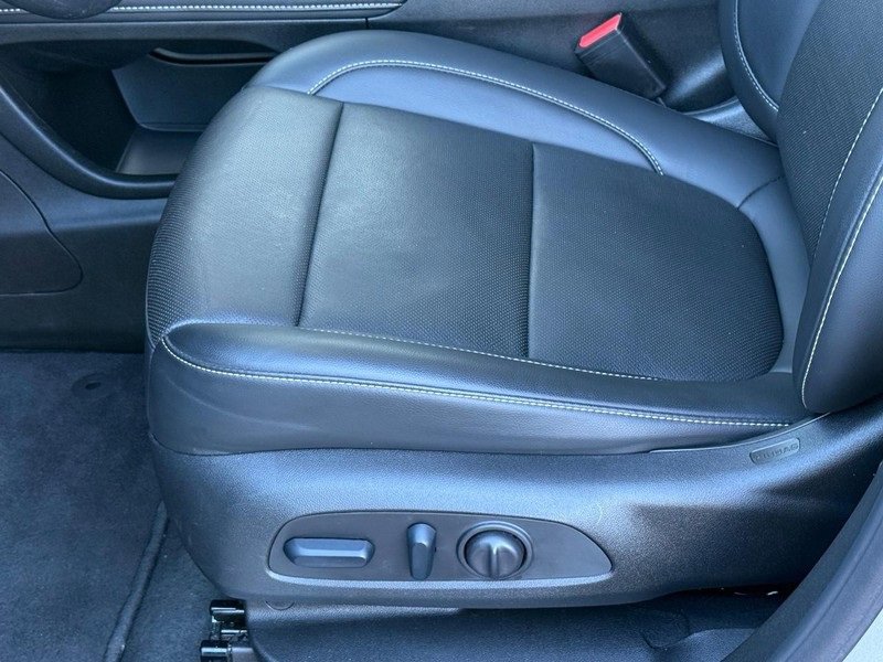 Used 2023 GMC Acadia SLT w/ Elevation Edition image 23