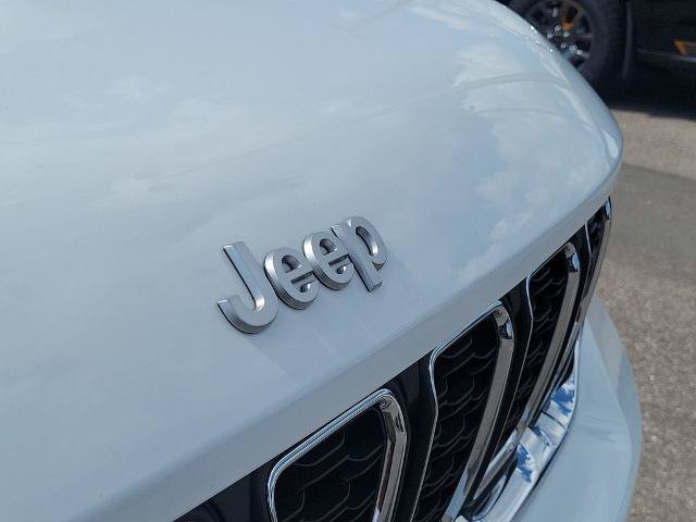 Used 2025 Jeep Grand Cherokee Laredo RWD image 7