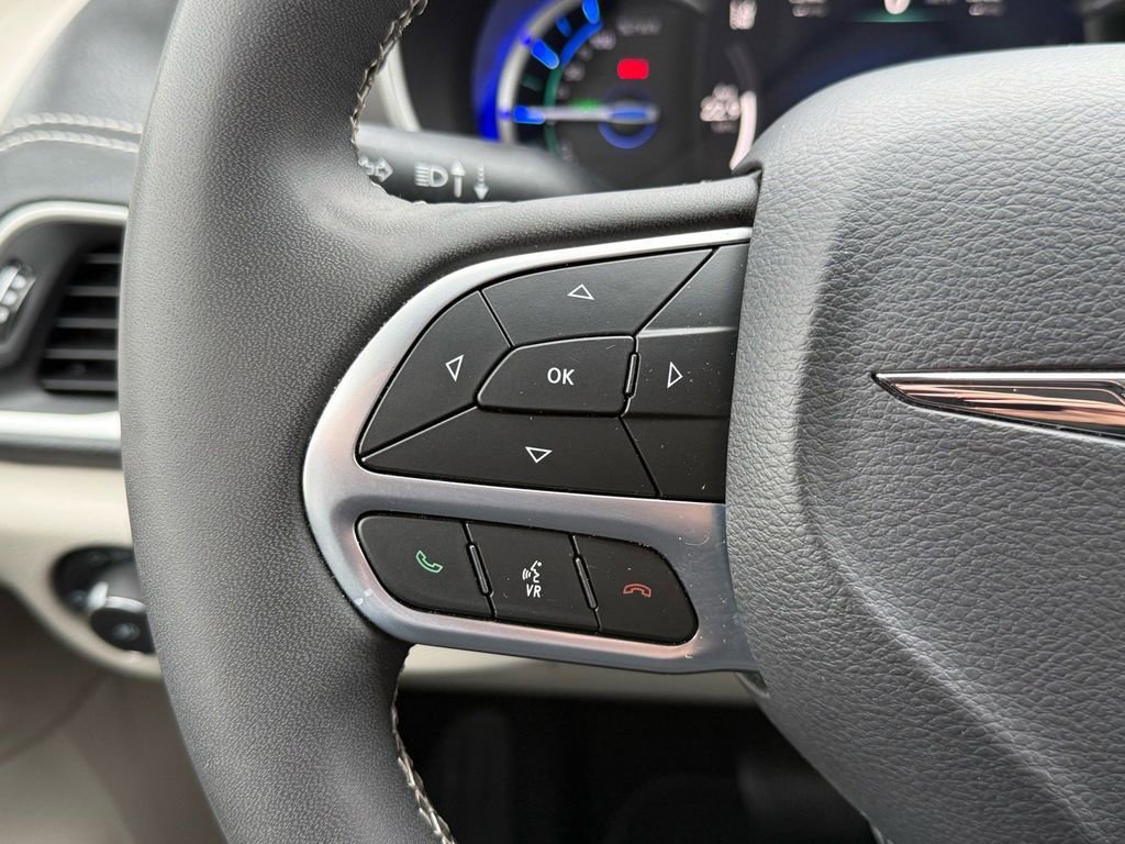 Used 2023 Chrysler Pacifica Touring-L image 18