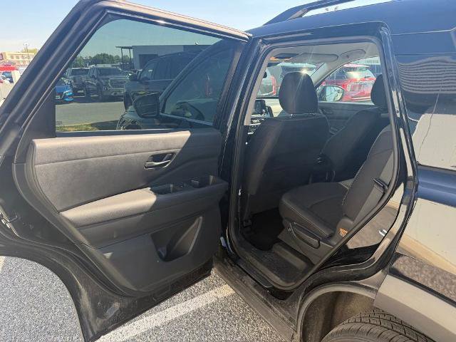 Used 2025 Nissan Pathfinder SV FWD image 12