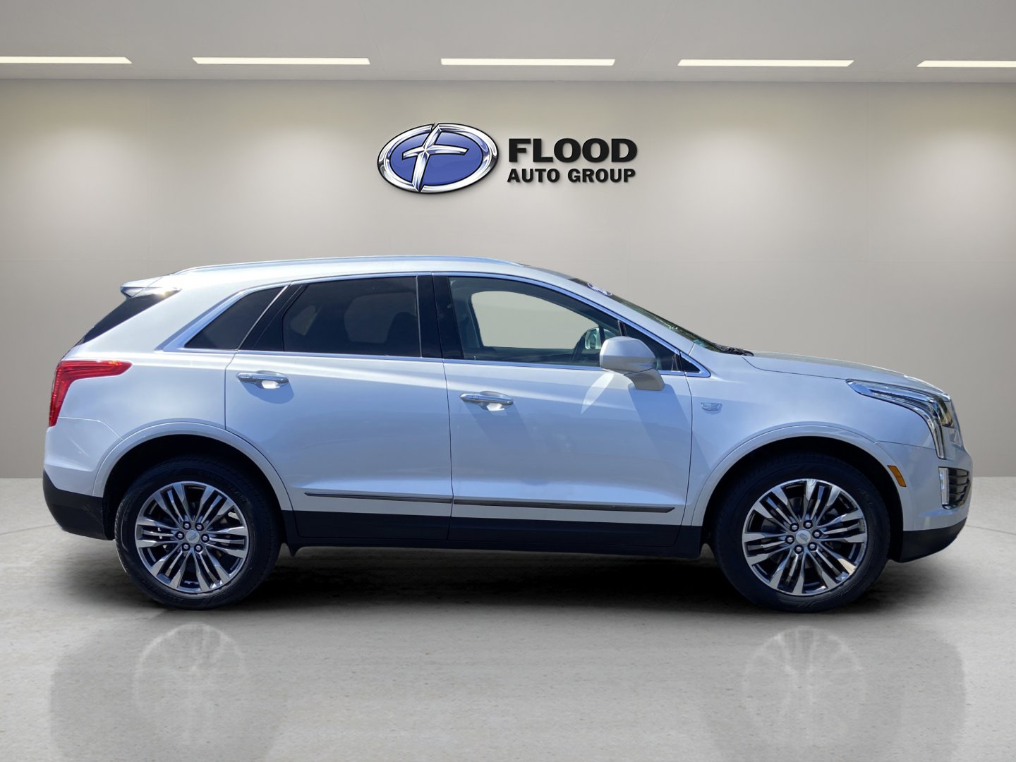 Used 2019 Cadillac XT5 Luxury w/ LPO, Black Ice Package image 3