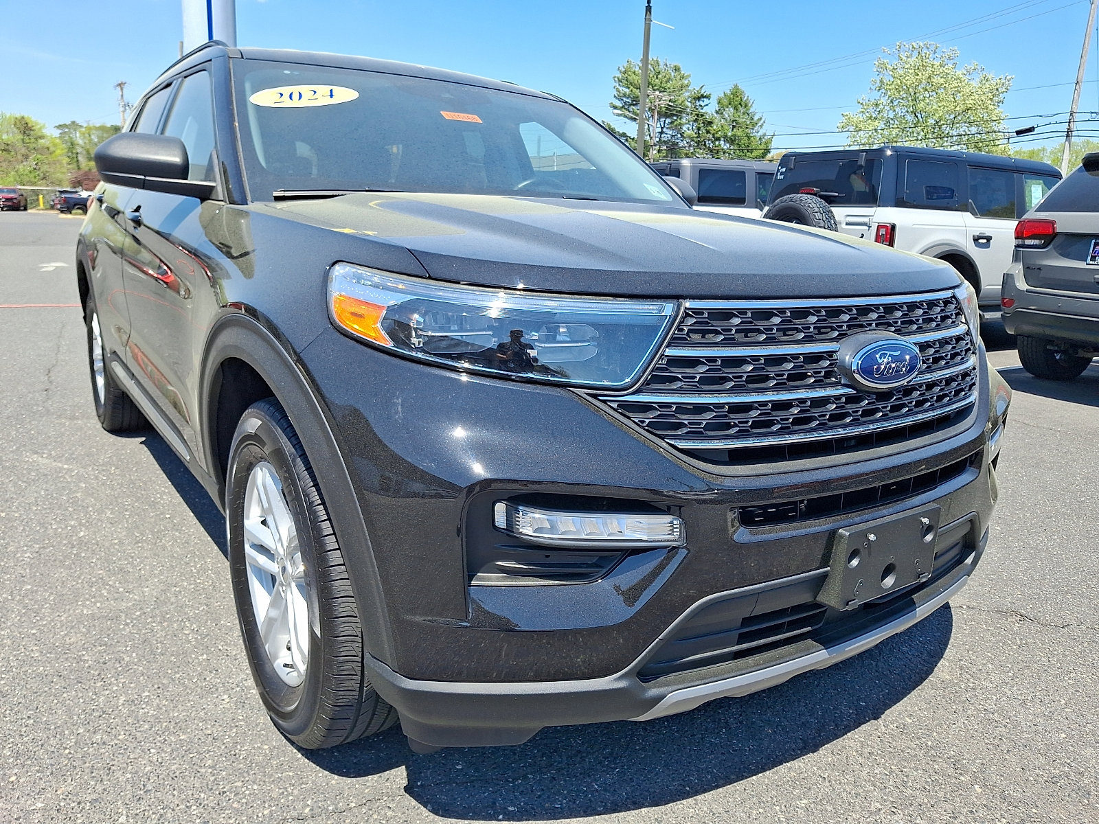 Certified 2024 Ford Explorer XLT w/ Equipment Group 202A AWD/4WD image 2