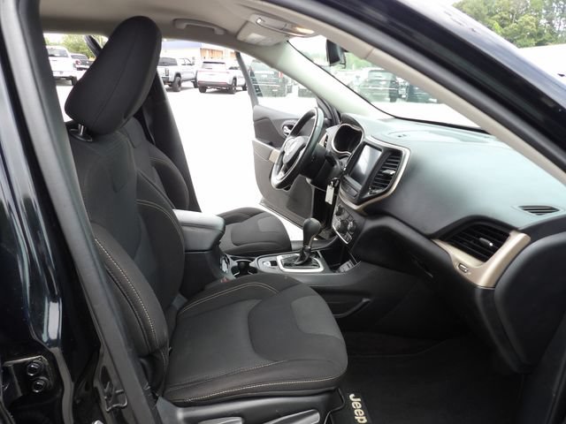 Used 2017 Jeep Cherokee Latitude FWD image 31