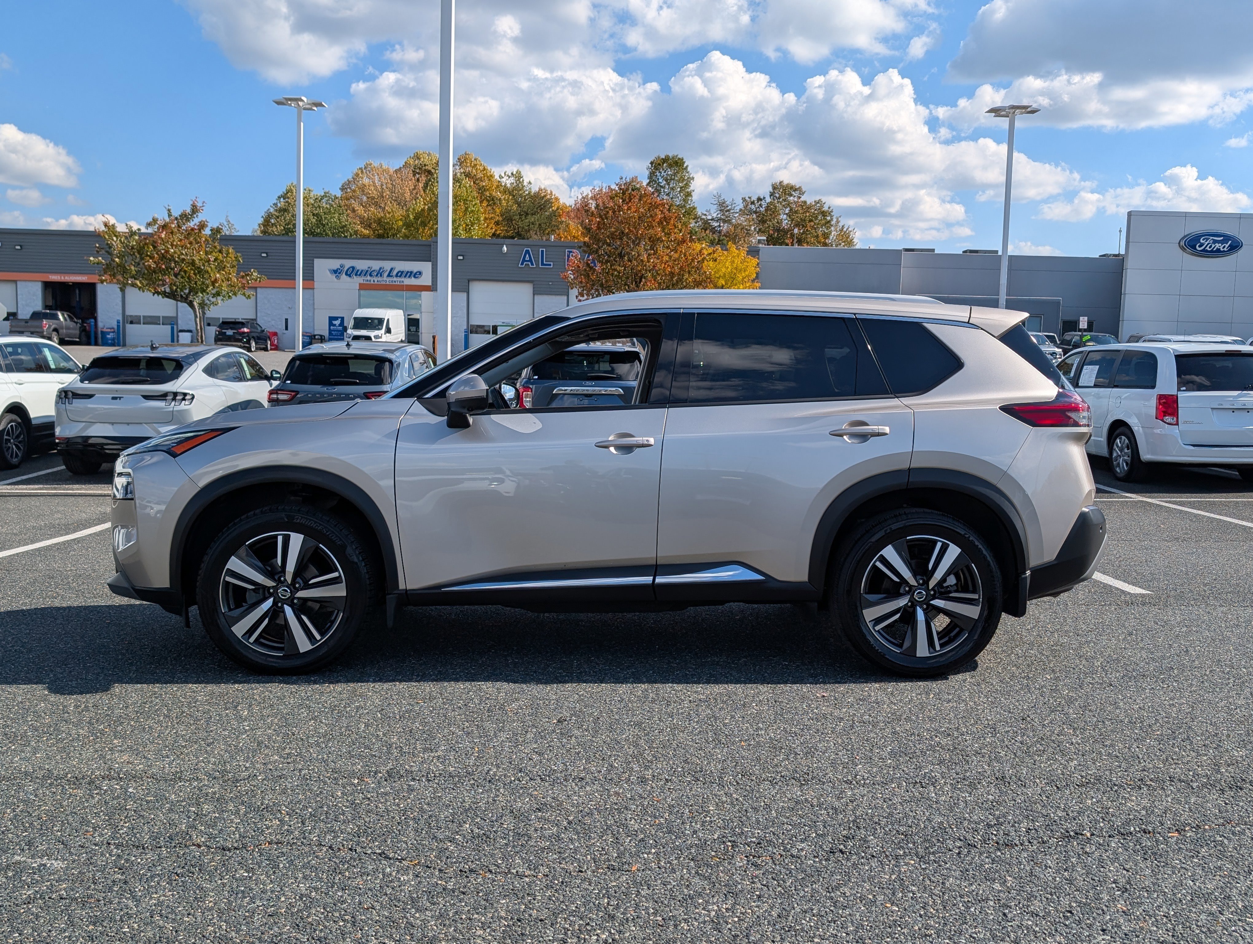 Used 2021 Nissan Rogue SL image 2