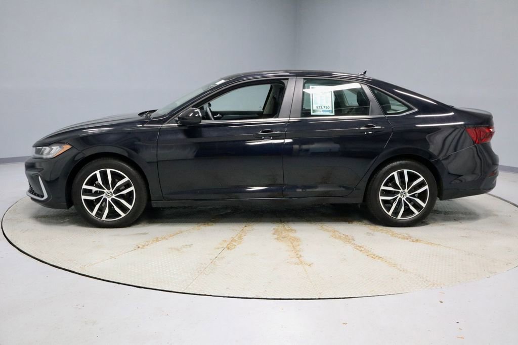 Used 2025 Volkswagen Jetta SE image 2